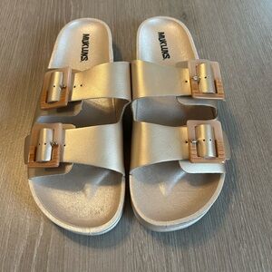MUK LUKS Adjustable Buckle Slide Sandals - Isabelle-Soft Gold Womens Size 10 New